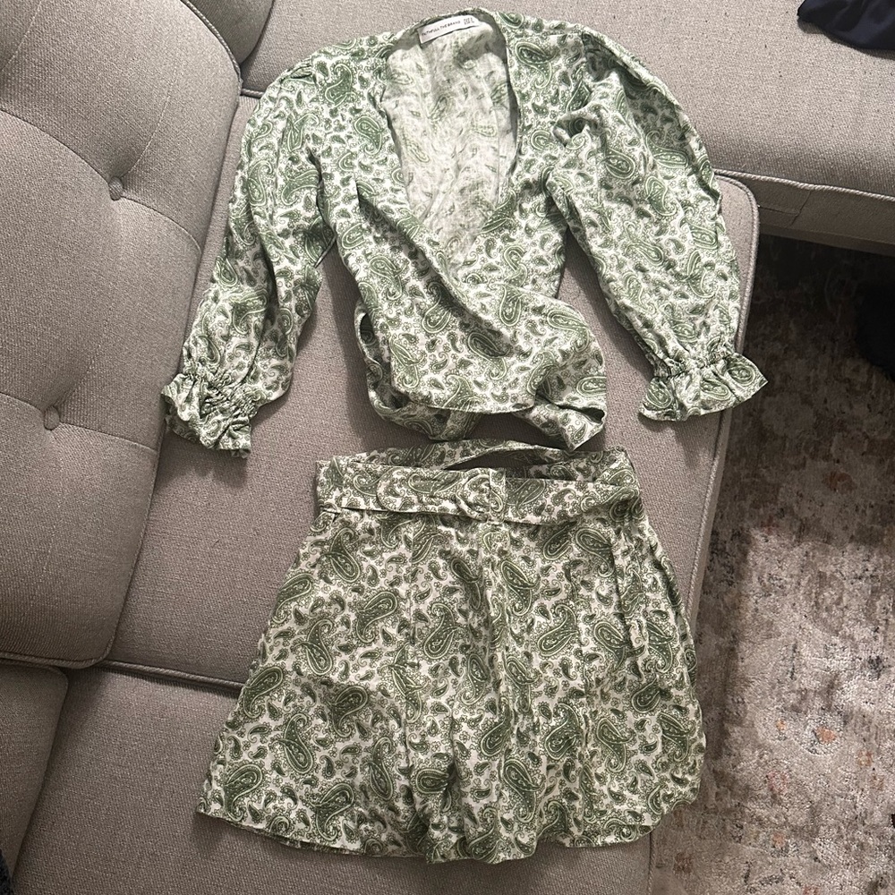 Full Set - Faithfull the Brand. Jacinta Top & Ondine Shorts. Green Sable Paisley - Picture 2 of 5